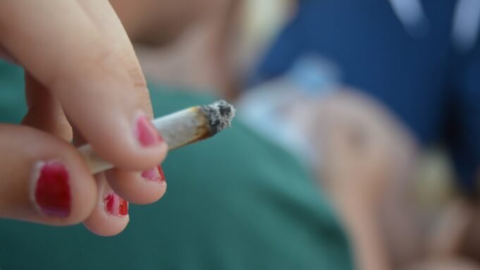 Έφηβοι που χρησιμοποιούν ζιζάνια πριν από την ηλικία των 15 Έφηβοι που χρησιμοποιούν ζιζάνια πριν από την ηλικία των 15 ετών έχουν περισσότερα προβλήματα αργότερα, σύμφωνα με μια μελέτη
| presscode.gr