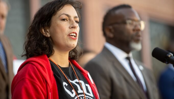 Η αποστολή «Sanctuary» του δημοτικού σχολείου Logan Square δοκιμάστηκε από Η αποστολή «Sanctuary» του δημοτικού σχολείου Logan Square δοκιμάστηκε από τη χρήση δακρυγόνων από την τροφοδοσία, λέει ο δάσκαλος
| presscode.gr