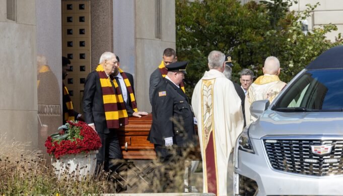 Οι πενθούντες γιορτάζουν την αδελφή Jean, «την καρδιά της Loyola», κατά τη διάρκεια της κηδείας
| presscode.gr