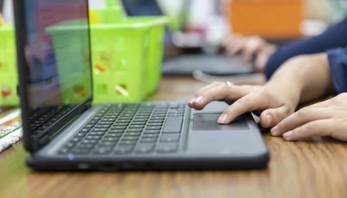 Σχολεία του Σικάγο εξετάζουν το ενδεχόμενο 60 εκατομμυρίων δολαρίων, τετραετές Σχολεία του Σικάγο εξετάζουν το ενδεχόμενο 60 εκατομμυρίων δολαρίων, τετραετές συμβόλαιο παρακολούθησης της τεχνολογίας
| presscode.gr