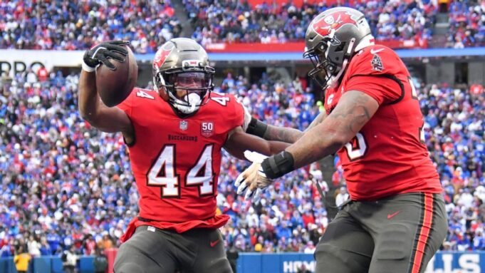 Buzz: Tucker goes off for Buccaneers; Packers lose Jacobs, Ridley's season over | presscode.gr