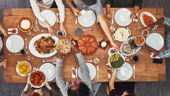Friendsgiving 101: Μια ιστορία των φτιαγμένων διακοπών και πώς να Friendsgiving 101: Μια ιστορία των φτιαγμένων διακοπών και πώς να τις γιορτάσετε
| presscode.gr