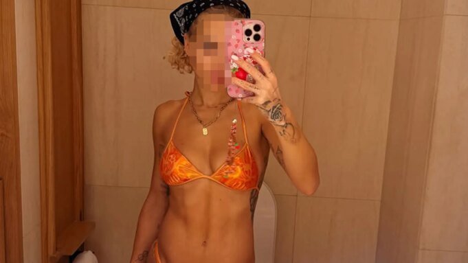 Guess the Sexy Singer Rockin' This Orange Bikini! | presscode.gr Guess the Sexy Singer Rockin' This Orange Bikini!
| presscode.gr