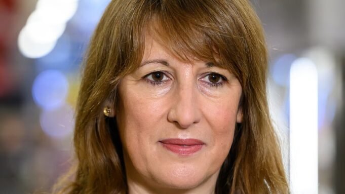 HAMISH MCRAE: Η αγορά ομολόγων θα μπορούσε να δώσει ένα HAMISH MCRAE: Η αγορά ομολόγων θα μπορούσε να δώσει ένα διαρκές πλήγμα στην οικονομία
| presscode.gr