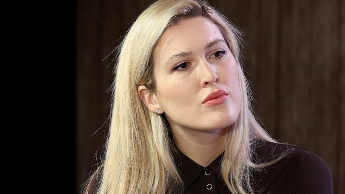 The Weird Mystery of Teenage Pop Era της Olivia Nuzzi
| presscode.gr