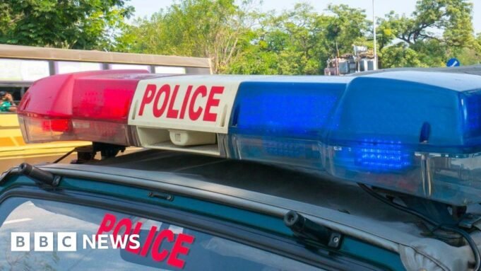 Άνδρες που υποδύονται τους αξιωματούχους της κεντρικής τράπεζας της Ινδίας Άνδρες που υποδύονται τους αξιωματούχους της κεντρικής τράπεζας της Ινδίας κάνουν κλοπή 800.000 δολαρίων
| presscode.gr