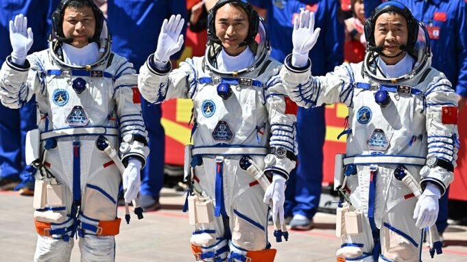 Έκκληση στον Έλον Μασκ να σώσει τρεις αστροναύτες που έχουν εγκλωβιστεί στο διάστημα αφού «άγνωστο αντικείμενο» κατέστρεψε το σκάφος τους
| presscode.gr