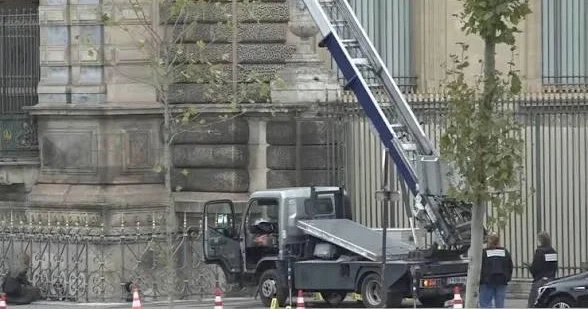 Γυναίκα κατηγορείται για ληστεία κοσμημάτων του Λούβρου, αναφέρουν δημοσιεύματα | Γυναίκα κατηγορείται για ληστεία κοσμημάτων του Λούβρου, αναφέρουν δημοσιεύματα
| presscode.gr