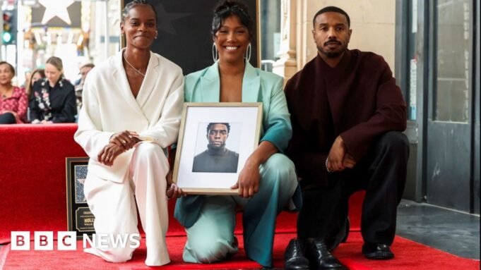 Δείτε: Ο Τσάντγουικ Μπόουζμαν τιμήθηκε μετά θάνατον με αστέρι του Χόλιγουντ
| presscode.gr