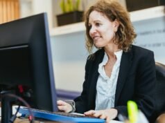 «Επανεκπαιδεύτηκα ως θεραπευτής στα 50 μου»: Γιατί οι ηλικιωμένοι εργαζόμενοι αλλάζουν σταδιοδρομία καθώς αυξάνεται η ηλικία της κρατικής σύνταξης
| presscode.gr «Επανεκπαιδεύτηκα ως θεραπευτής στα 50 μου»: Γιατί οι ηλικιωμένοι εργαζόμενοι αλλάζουν σταδιοδρομία καθώς αυξάνεται η ηλικία της κρατικής σύνταξης
| presscode.gr