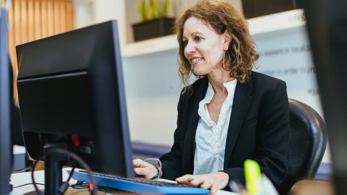 «Επανεκπαιδεύτηκα ως θεραπευτής στα 50 μου»: Γιατί οι ηλικιωμένοι εργαζόμενοι «Επανεκπαιδεύτηκα ως θεραπευτής στα 50 μου»: Γιατί οι ηλικιωμένοι εργαζόμενοι αλλάζουν σταδιοδρομία καθώς αυξάνεται η ηλικία της κρατικής σύνταξης
| presscode.gr