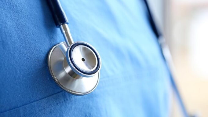 Επτά συλλήψεις για επίθεση και μαύρισμα στο πρόσωπο κυβερνητικού γιατρού Google Preferred Source