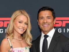Η Kelly Ripa, ο Mark Consuelos συζητούν «Δεν δίνουμε χριστουγεννιάτικα δώρα στα παιδιά».
| presscode.gr Η Kelly Ripa, ο Mark Consuelos συζητούν «Δεν δίνουμε χριστουγεννιάτικα δώρα στα παιδιά».
| presscode.gr
