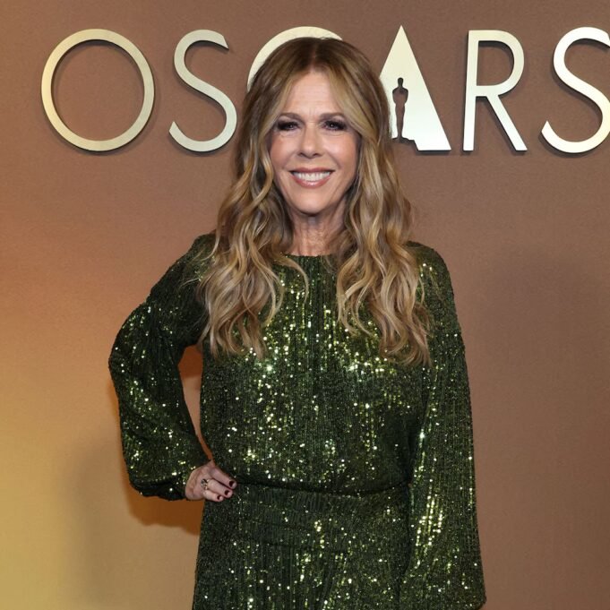 Η Rita Wilson αναφέρει λεπτομερώς πώς γιορτάζουν τις διακοπές εκείνη Η Rita Wilson αναφέρει λεπτομερώς πώς γιορτάζουν τις διακοπές εκείνη και ο Tom Hanks
| presscode.gr