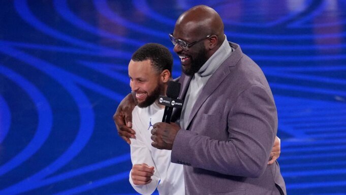 Η Steph Curry φόρεσε Throwback Shaq Sneakers για τους Warriors-Magic Η Steph Curry φόρεσε Throwback Shaq Sneakers για τους Warriors-Magic After Under Armour Split
| presscode.gr