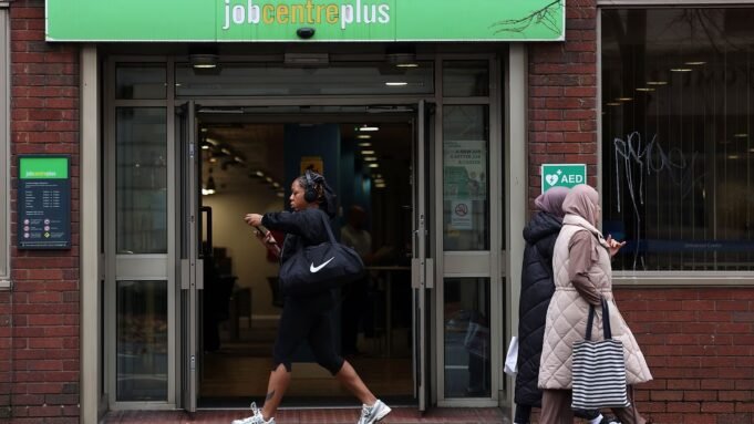 Η Βρετανία αντιμετωπίζει χαμένη γενιά, καθώς οι μισές από τις θέσεις εργασίας που χάνονται υπό την περίοδο των Εργατικών είναι άτομα κάτω των 25 ετών
| presscode.gr