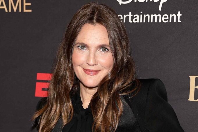 Η Ντρου Μπάριμορ ανασταίνει 3 από τις αγαπημένες της ταινίες Η Ντρου Μπάριμορ ανασταίνει 3 από τις αγαπημένες της ταινίες για αποκριάτικες στολές: «Ίσως μπορείτε να μαντέψετε»
| presscode.gr