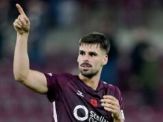 Η Χαρτς που πρωτοστατεί στο πρωτάθλημα χάνει βαθμούς στην ισοπαλία με τη Νταντί Γιουνάιτεντ
| presscode.gr Η Χαρτς που πρωτοστατεί στο πρωτάθλημα χάνει βαθμούς στην ισοπαλία με τη Νταντί Γιουνάιτεντ
| presscode.gr