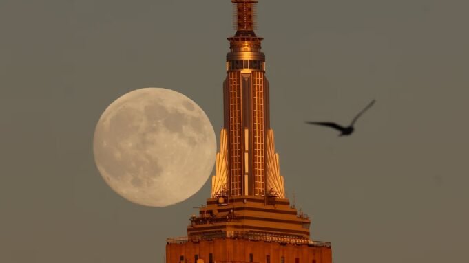 Η μεγαλύτερη υπερσελήνη της χρονιάς θα φωτίσει τους ουρανούς απόψε - καθώς ο σεληνιακός δορυφόρος μας φαίνεται 8% μεγαλύτερος και 16% φωτεινότερος από το συνηθισμένο
| presscode.gr