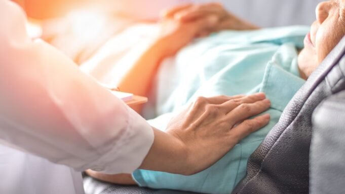 Η νοσοκόμα του ξενώνα που έχει παρακολουθήσει εκατοντάδες ανθρώπους να πεθαίνουν αποκαλύπτει επτά από τις πιο κοινές τύψεις
| presscode.gr