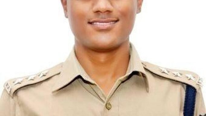 Η φωτογραφία του επιθεωρητή που γιορτάζει τα γενέθλιά του με φύλλα ιστορίας στο Yadgir έγινε viral
| presscode.gr