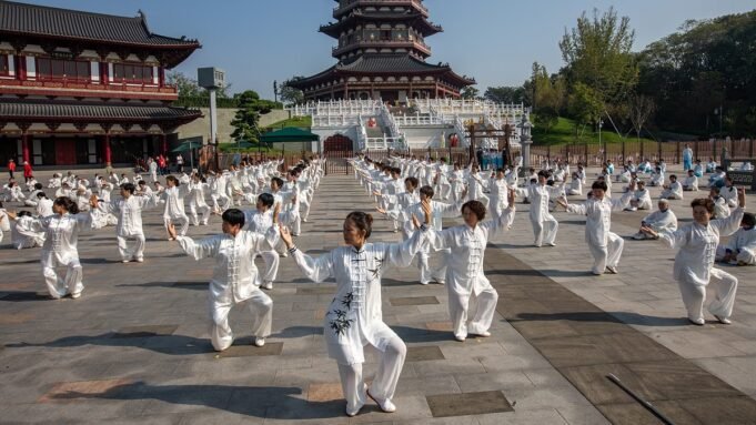 Καθώς τα βίντεο με ευέλικτους Κινέζους συνταξιούχους γίνονται viral, οι ειδικοί αποκαλύπτουν αν οι αρχαίες ασκήσεις είναι το μυστικό -αλλά απλό- κλειδί τους για τη μεγάλη γήρανση
| presscode.gr