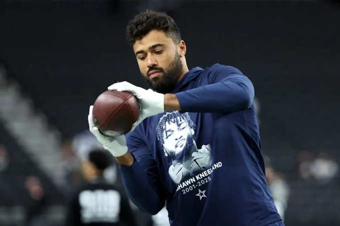 Καουμπόηδες που τιμούν τον Marshawn Kneeland με αυτοκόλλητο κράνους στο Καουμπόηδες που τιμούν τον Marshawn Kneeland με αυτοκόλλητο κράνους στο "Monday Night Football"
| presscode.gr