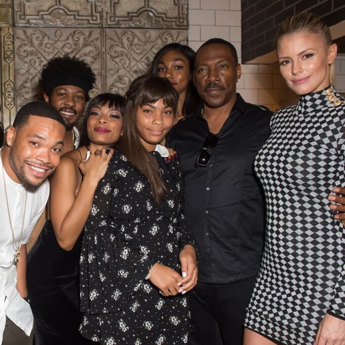 Μέσα στο Οικογενειακό Δέντρο του Έντι Μέρφι—Στο οποίο τώρα περιλαμβάνεται Μέσα στο Οικογενειακό Δέντρο του Έντι Μέρφι—Στο οποίο τώρα περιλαμβάνεται και ο Μάρτιν Λόρενς
| presscode.gr