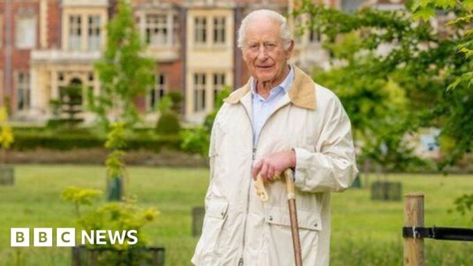 Νέα φωτογραφία κυκλοφόρησε για τα 77α γενέθλια του King | Νέα φωτογραφία κυκλοφόρησε για τα 77α γενέθλια του King
| presscode.gr