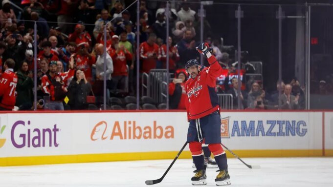 Ο Alex Ovechkin γίνεται ο πρώτος παίκτης του NHL που έφτασε τα 900 γκολ, καθώς ο αντίπαλος τερματοφύλακας προσπαθεί να κρύψει το ορόσημο
| presscode.gr