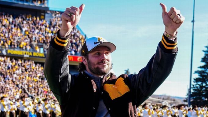 Ο Bills' Allen έχει το Νο. 17 της φανέλας που αποσύρθηκε από το Wyoming
| presscode.gr