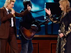 Ο Brandi Carlile και η Patty Loveless αποτίουν φόρο τιμής στον Vince Gill στα βραβεία CMA 2025
| presscode.gr Ο Brandi Carlile και η Patty Loveless αποτίουν φόρο τιμής στον Vince Gill στα βραβεία CMA 2025
| presscode.gr