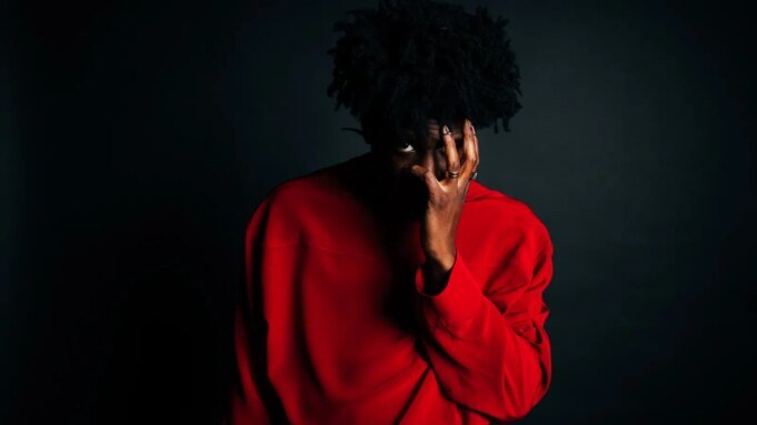 Ο Labrinth κάνει μια συλλογισμένη 'ΕΙΣΒΟΛΗ' με νέο τραγούδι
| presscode.gr