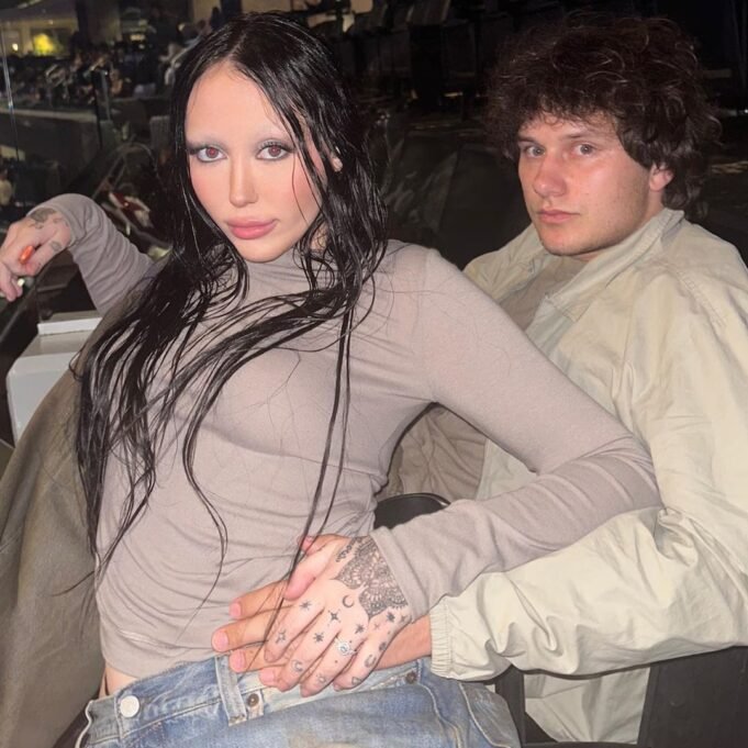 Ο Noah Cyrus αποκαλύπτει γιατί αυτή και ο αρραβωνιαστικός Pinkus δεν έχουν ακόμη παντρευτεί
| presscode.gr