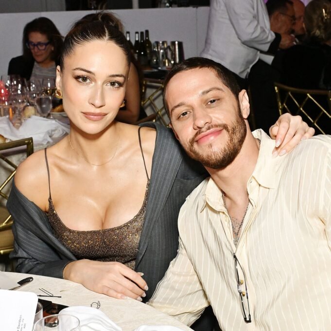 Ο Pete Davidson επιστρέφει σπάνια στα social media με την Ο Pete Davidson επιστρέφει σπάνια στα social media με την Elsie Hewitt
| presscode.gr