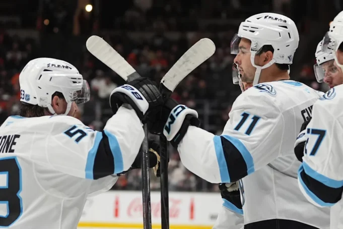 Ο Όλεν Ζελβέγκερ σημείωσε τον νικητή του OT μετά το Ο Όλεν Ζελβέγκερ σημείωσε τον νικητή του OT μετά το ισόπαλο γκολ του Τρόι Τέρι στην τελευταία στιγμή στη νίκη των Ντακς με 3-2 επί της Γιούτα
| presscode.gr