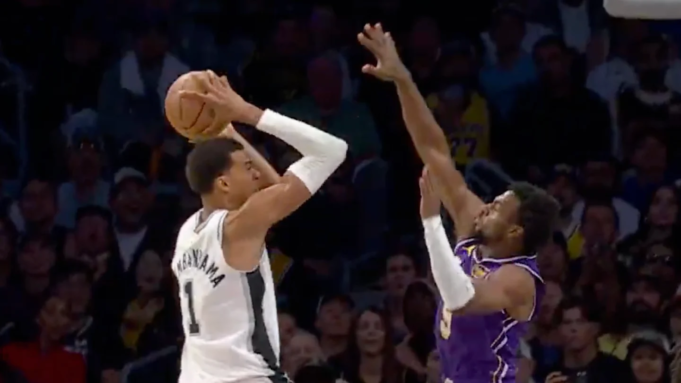 Ο Βίκτορ Γουεμπανιάμα έπεσε πάνω από τον Μπρόνυ Τζέιμς στο Ο Βίκτορ Γουεμπανιάμα έπεσε πάνω από τον Μπρόνυ Τζέιμς στο τελευταίο highlight εναντίον των Λέικερς
| presscode.gr