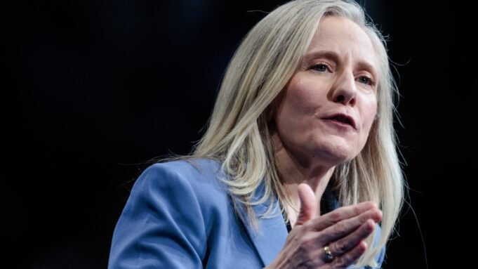 Ο Δημοκρατικός Σπάνμπεργκερ κερδίζει την κούρσα για τον κυβερνήτη της MPR News