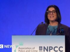 Ο Μαχμούντ υπαινίσσεται την ανατροπή της «παράλογης» αστυνομικής δομής
| presscode.gr Ο Μαχμούντ υπαινίσσεται την ανατροπή της «παράλογης» αστυνομικής δομής
| presscode.gr