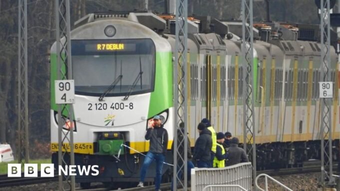 Ο Πολωνός πρωθυπουργός λέει ότι η έκρηξη στο σιδηρόδρομο ήταν Ο Πολωνός πρωθυπουργός λέει ότι η έκρηξη στο σιδηρόδρομο ήταν «πράξη δολιοφθοράς άνευ προηγουμένου»
| presscode.gr