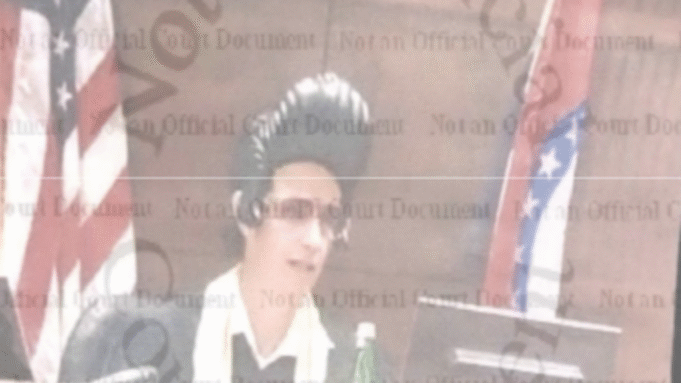 Ο αμερικανός δικαστής παραιτήθηκε μετά την πειθαρχική του ποινή επειδή φορούσε περούκα Έλβις στο δικαστήριο
| presscode.gr