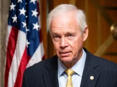 Ο γερουσιαστής Ρον Τζόνσον προειδοποιεί ότι το GOP θα βρεθεί σε «μεγάλο πρόβλημα» εάν το κόμμα αγνοήσει το σχέδιο των Δημοκρατικών για «πυρηνικό» πυρήνα
| presscode.gr Ο γερουσιαστής Ρον Τζόνσον προειδοποιεί ότι το GOP θα βρεθεί σε «μεγάλο πρόβλημα» εάν το κόμμα αγνοήσει το σχέδιο των Δημοκρατικών για «πυρηνικό» πυρήνα
| presscode.gr