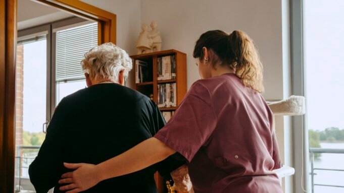 Ο ηλικιωμένος πληθυσμός ανθεί. Η φροντίδα αγωνίζεται να συμβαδίσει
| presscode.gr