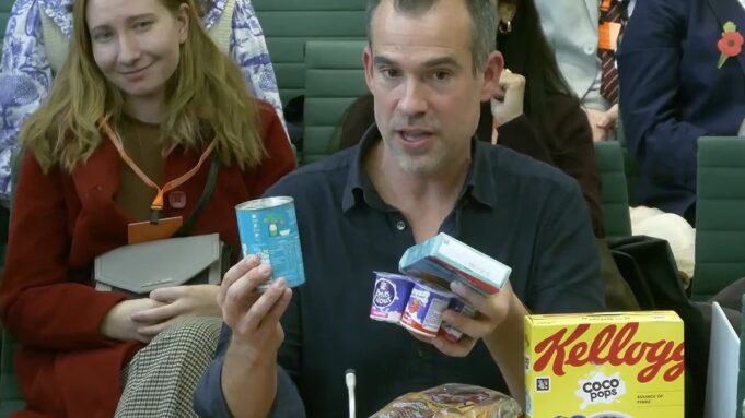 Ο κορυφαίος γιατρός της τηλεόρασης προειδοποιεί ότι οι μεγάλες εταιρείες τροφίμων «ταΐζουν τα παιδιά μας μέχρι θανάτου» με αγαπημένα γεύματα που οι γονείς λανθασμένα πιστεύουν ότι είναι υγιή
| presscode.gr