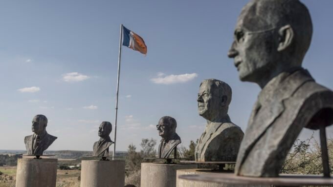 Ποιοι είναι οι Afrikaners, η ομάδα στο επίκεντρο της διαμάχης του Τραμπ με τη Νότια Αφρική;
| presscode.gr