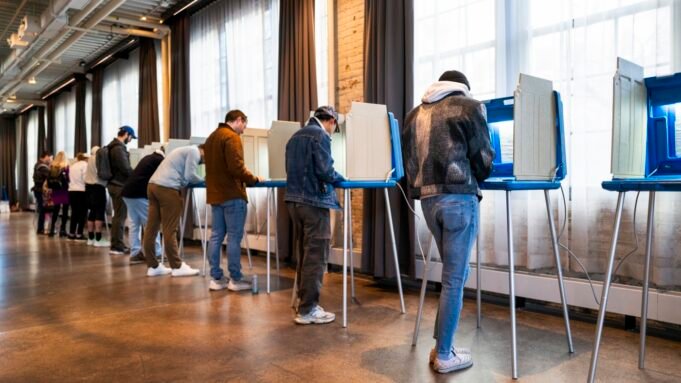 Πώς θα μπορούσε ο Τραμπ να παρέμβει στα ενδιάμεσα; Δείτε τι παρακολουθούν οι ψηφοφόροι
| presscode.gr