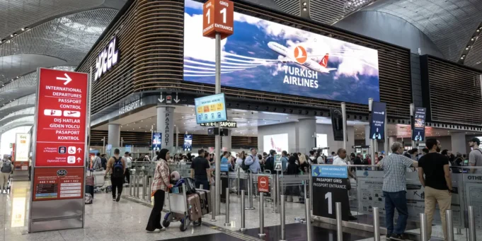 Το αεροδρόμιο της Κωνσταντινούπολης διαθέτει λοβούς ύπνου, σκύλους θεραπείας και το μεγαλύτερο τερματικό σταθμό στον κόσμο. Ο Διευθύνων Σύμβουλος της εξηγεί πώς πήγε από το μηδέν στο καλύτερο στον κόσμο μέσα σε 5 χρόνια.
| presscode.gr