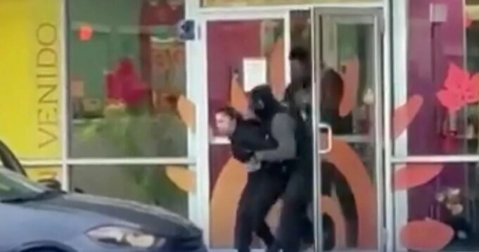 Το βίντεο δείχνει το ICE να σύρει τον δάσκαλο προ-Κ Το βίντεο δείχνει το ICE να σύρει τον δάσκαλο προ-Κ έξω από τον παιδικό σταθμό του Σικάγο
| presscode.gr