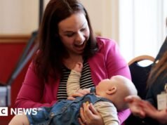 Το να είσαι μαμά είναι πιο δύσκολο από το να είσαι υφυπουργός, λέει η Kate Forbes
| presscode.gr Το να είσαι μαμά είναι πιο δύσκολο από το να είσαι υφυπουργός, λέει η Kate Forbes
| presscode.gr