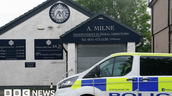 Τρία άτομα κατηγορούνται για την έρευνα απάτης στην κηδεία για Τρία άτομα κατηγορούνται για την έρευνα απάτης στην κηδεία για την εξαφάνιση της τέφρας
| presscode.gr